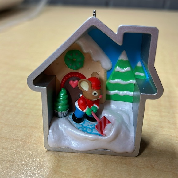 2023 COOKIE CUTTER CHRISTMAS #12 IN THE SERIES HALLMARK KEEPSAKE ORNAMENT - Picture 1 of 3